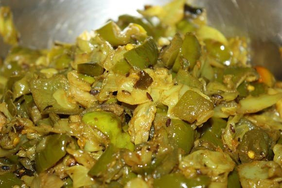 Ayurvedisches Shimla Mirch Patta Gobi Rezept - Paprika und Kohl